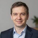 Портрет уверенного российского бизнесмена в студии для рейтинга мобильных казино на Android