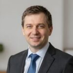 Портрет уверенного российского бизнесмена в студии для рейтинга мобильных казино на Android