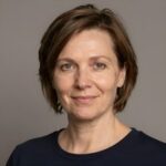 Портрет уверенного российского бизнесмена на нейтральном фоне для рейтинга мобильных казино Android